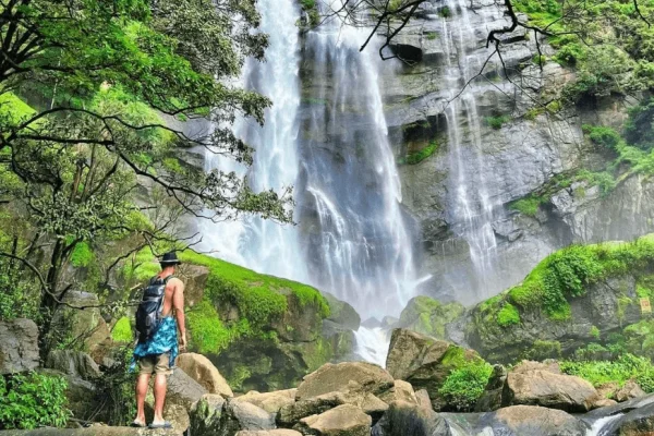 hike-to-the-bomburu-waterfall